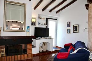 a living room with a blue couch and a fireplace at A nossa Estrela in Moura
