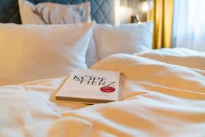 Postel nebo postele na pokoji v ubytování Berghotel & Chalets Adersberg Chiemgau Card kostenfrei