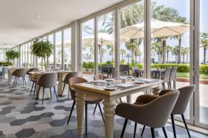 Restaurace v ubytování Sealine Beach, a Murwab Resort