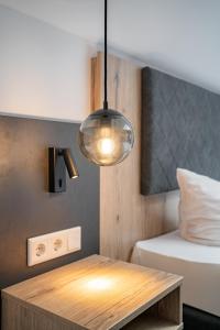 Postel nebo postele na pokoji v ubytování Berghotel & Chalets Adersberg Chiemgau Card kostenfrei