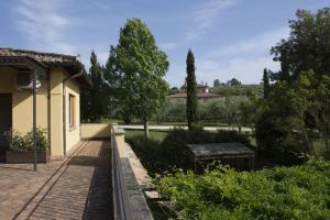 a house with a bench next to a garden at Agriturismo Scuderie della Contea in Sutri