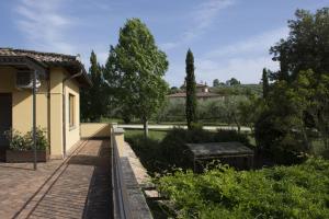 ein Haus mit einer Bank neben einem Garten in der Unterkunft Agriturismo Scuderie della Contea in Sutri