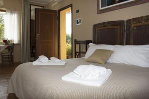 ein Schlafzimmer mit einem Bett mit Handtüchern darauf in der Unterkunft Agriturismo Scuderie della Contea in Sutri