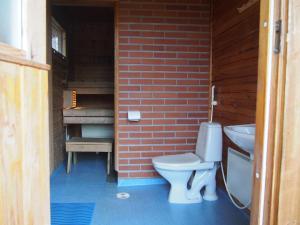 Ένα μπάνιο στο Pinetree Cottages Cabin with loft
