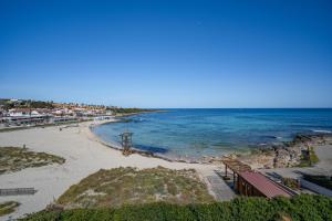 una vista de una playa con el océano en Punta Prima Apartments, en Punta Prima