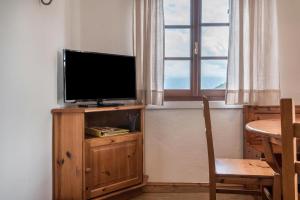 TV a/nebo společenská místnost v ubytování Sallrain Hof Apartment 2
