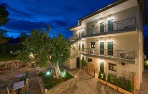 apartamentowiec z drzewem przed nim w obiekcie Mirabilia Boutique Hotel w mieście Kriopigi