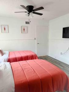 a bedroom with two beds and a ceiling fan at Sparkling Guest Home 2 bedroom-15 Minutes to Clearwater Beach in Clearwater