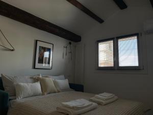 En eller flere senge i et værelse på SUITE Garibaldi - centro storico quadrilatero