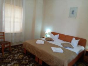 Una habitación de hotel con una cama con toallas. en Pensiunea Turistica Visconti en Sfântu Gheorghe