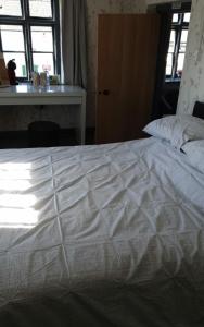 Cama o camas de una habitación en Suite at The Green Dragon Inn & Kitchen