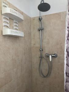コニル・デ・ラ・フロンテーラにあるFinca Abril 1 Piscina Compartidaのバスルーム(シャワー、シャワーヘッド付)が備わります。