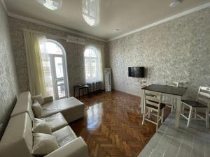 Телевизор и/или развлекательный центр в Центр города Батуми Apartment Rustaveli 13
