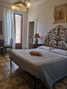 a bedroom with a large bed with a large headboard at Casa vancanza Sciamandola in Levanto