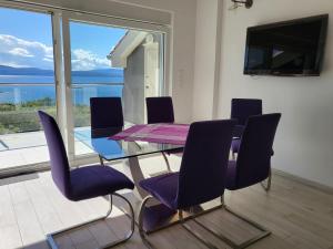 Televízia a/alebo spoločenská miestnosť v ubytovaní Sea View Apartment Bellavista Njivice