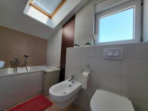 Kúpeľňa v ubytovaní Sea View Apartment Bellavista Njivice