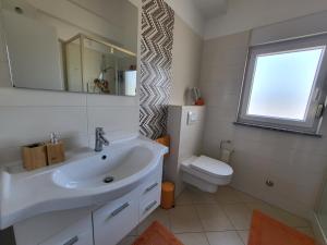Kúpeľňa v ubytovaní Sea View Apartment Bellavista Njivice