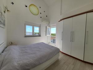 Posteľ alebo postele v izbe v ubytovaní Sea View Apartment Bellavista Njivice