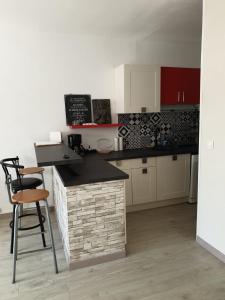 una cocina con barra y un bar con taburete en casa di a piaghja, en Borgo
