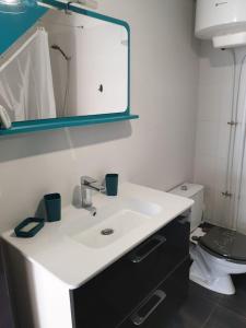 ボルゴにあるcasa di a piaghjaの洗面台、鏡、トイレ付きのバスルーム