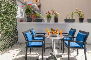 un tavolo con sedie e un cesto di frutta. di Alkeos Suite by "elite" a Città di Zante