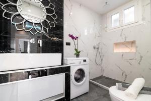 bagno bianco con lavatrice di Alkeos Suite by "elite" a Città di Zante