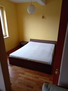 sypialnia z łóżkiem w rogu pokoju w obiekcie Zielony Domek agroturystyka w mieście Kamieńczyk