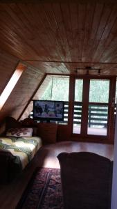 pokój z dwoma łóżkami i telewizorem w domu w obiekcie Zielony Domek agroturystyka w mieście Kamieńczyk