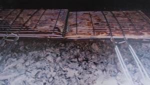 grill z mnóstwem jedzenia w obiekcie Fotula Studios w mieście Agia Pelagia