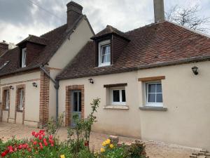 a white house with a brown roof at Les Clématites, maison de campagne. in Boissy-lès-Perche