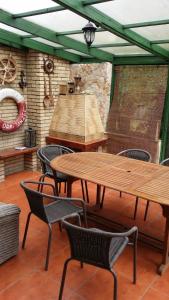 patio z 2 drewnianymi stołami i krzesłami w obiekcie Zielony Domek agroturystyka w mieście Kamieńczyk