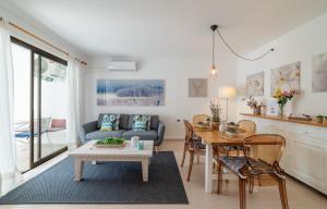 ein Wohnzimmer mit Tisch und Couch in der Unterkunft Voltor BE in Port de Pollença