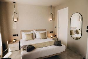 una camera da letto con un grande letto e un grande specchio di Dock 1 Boutique Hotel a Cospicua