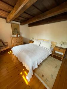 A bed or beds in a room at Sweet Cottage Vendégház