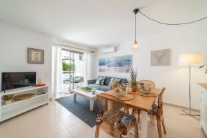 ein Wohnzimmer mit Tisch und Couch in der Unterkunft Voltor BE in Port de Pollença