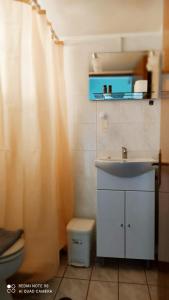 ein Badezimmer mit Waschbecken und Toilette in der Unterkunft AGNANTIO in Monemvasia