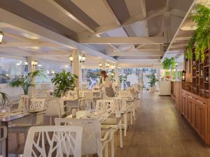 Reštaurácia alebo iné gastronomické zariadenie v ubytovaní H10 Ocean Suites