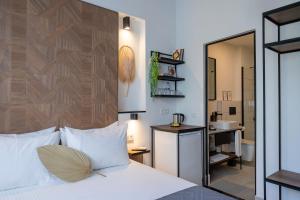 1 dormitorio con 1 cama y baño con lavamanos en The Easy Rooms Terrace, en Antalya