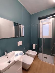 y baño con lavabo, aseo y ducha. en Villa Mare Ibleo, en Marina di Ragusa