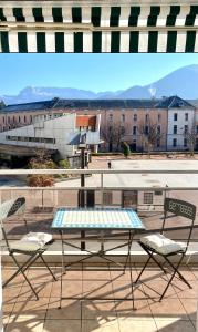 a picnic table and two chairs on a roof at Coeur d'Annecy, Idéalement situé in Annecy