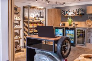 un bar con una rueda de bicicleta sobre una mesa en una tienda en The Originals City, Angers Sud, Le Village 49 en Les Ponts-de-Cé