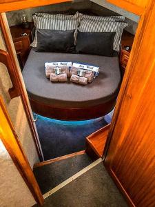 A bed or beds in a room at Motor Yacht Sea Wolf