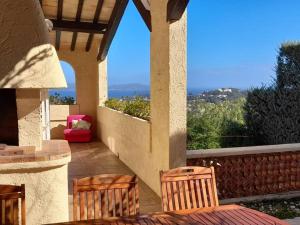 4-Star Private Villa with Heated Pool and Panoramic Sea View at Gulf de Saint Tropez tesisinde bir balkon veya teras