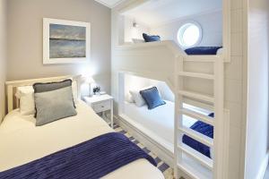En eller flere senge i et værelse på Host & Stay - Puffins Rest