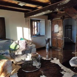 una sala de estar con un sofá y una mesa en La casa de la Tina, en Porquera de Santullán