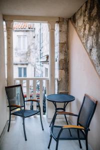 2 Stühle und ein Tisch auf dem Balkon in der Unterkunft AQUARIUS APARTMENTS by DuHomes in Dubrovnik
