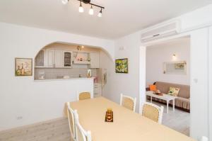 cocina y sala de estar con mesa y sillas en Ivo Guest House, en Dubrovnik