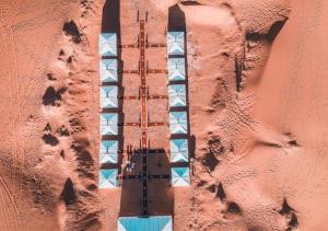 una vista in alto di un treno su un muro di Sahara Nomad Camp a Merzouga