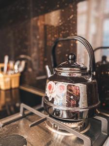 エレバンにあるRoyal Picnic Houseのストーブの上に置かれたティーケトル