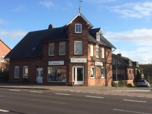 a brick building on the side of a street at Ferienwohnung Tauchen im Kreidesee in Hemmoor